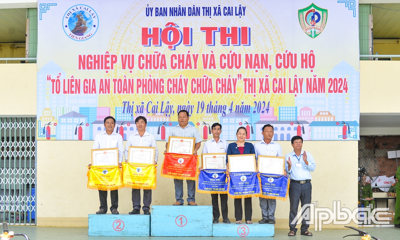 Phó Chủ tịch UBND TX. Cai Lậy Đoàn Bảo Ngoan trao giải toàn đoàn cho các đội thi có kết quả xuất sắc tại hội thi.
