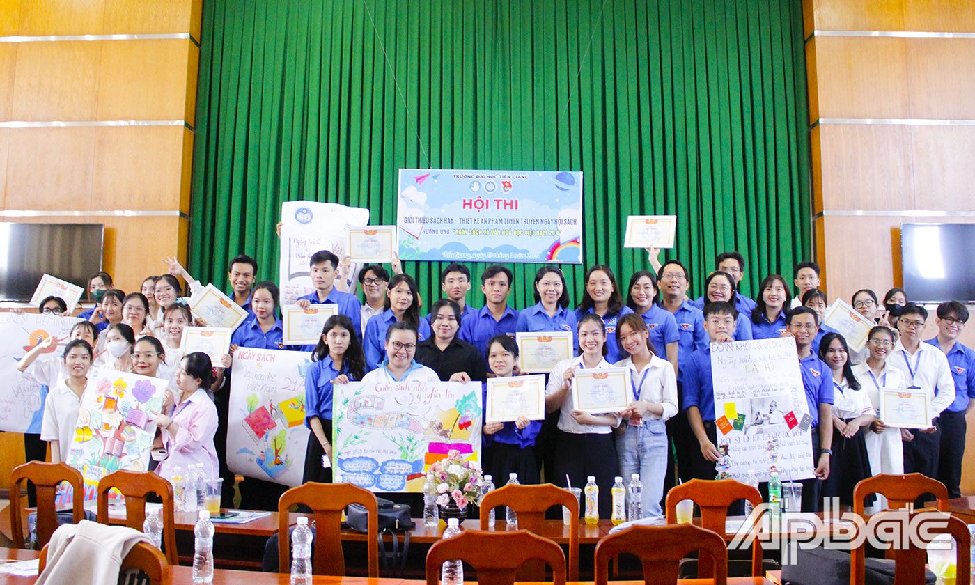 Hình lưu niệm tại hội thi.