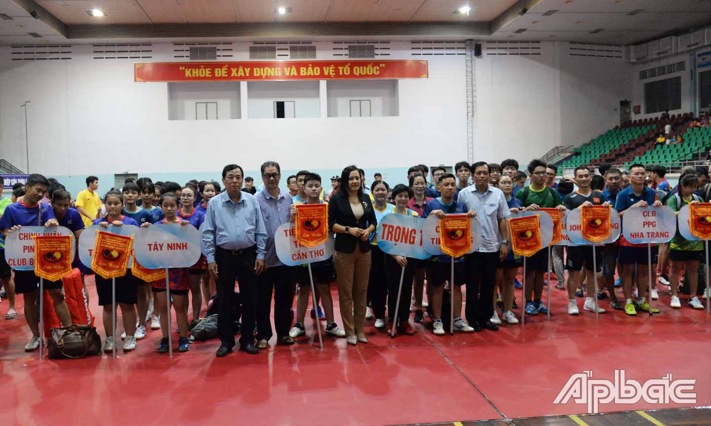 Ban Tổ chức trao cờ lưu niệm cho các đội tham dự giải.