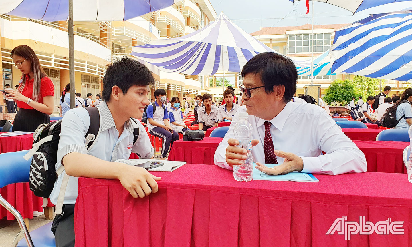 PGS.TS Võ Ngọc Hà, Hiệu trưởng Trường Đại học Tiền Giang tư vấn,  giải đáp thắc mắc cho thí sinh. 