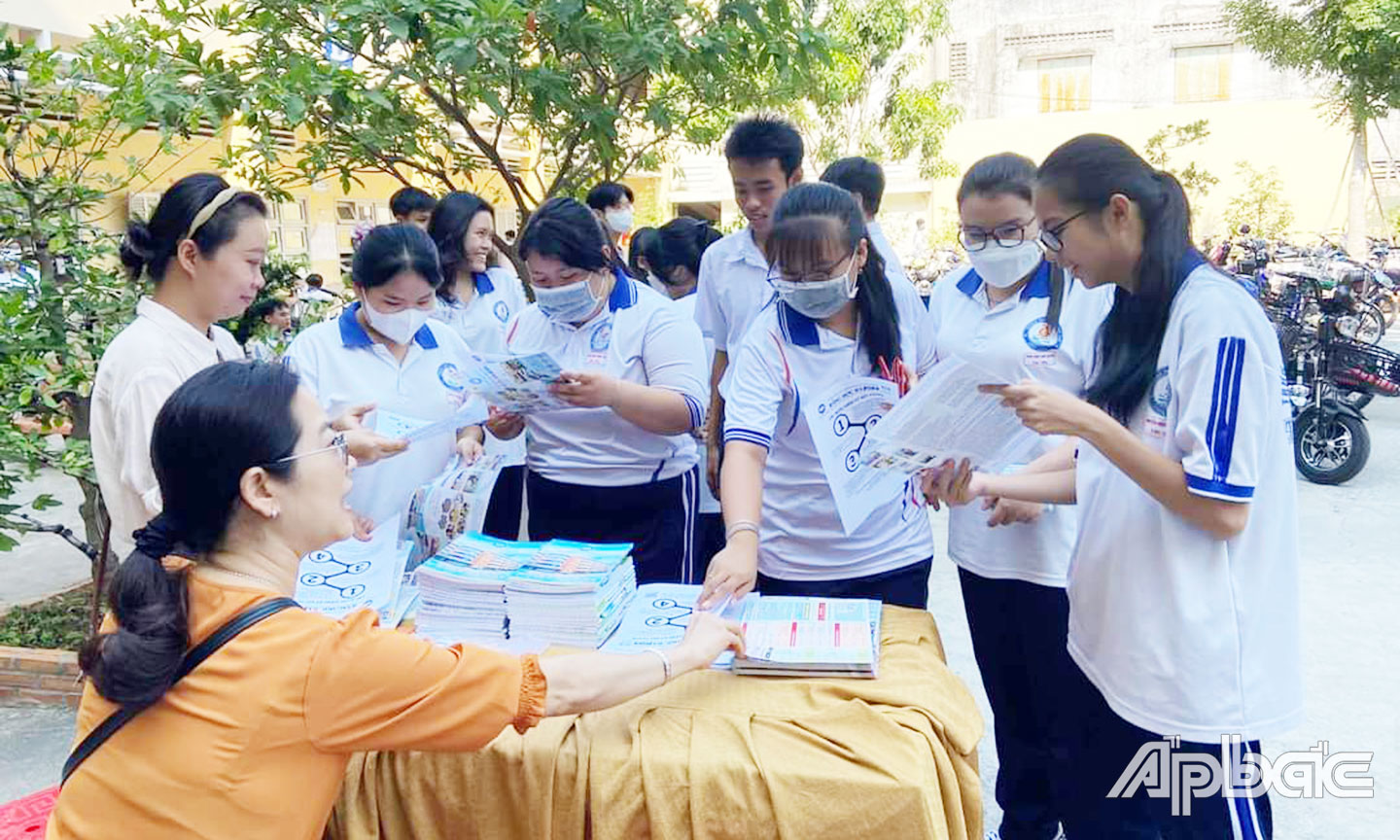 Trường Đại học Tiền Giang tư vấn, thu nhận hồ sơ xét tuyển học bạ năm 2024 tại Trường THPT Trần Hưng Đạo (TP. Mỹ Tho).                                                 