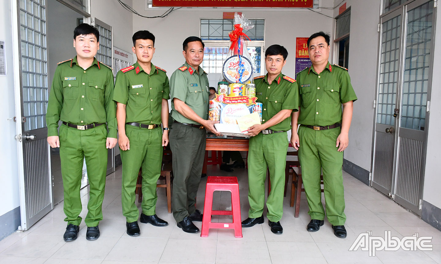  Đại tá Nguyễn Hồng Khắc, Phó Giám đốc Công an tỉnh Tiền Giang chúc mừng xuân mới lực lượng Công an xã. 