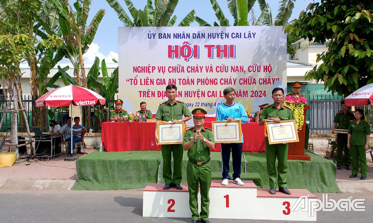Ban tổ chức trao giải cho các đội.