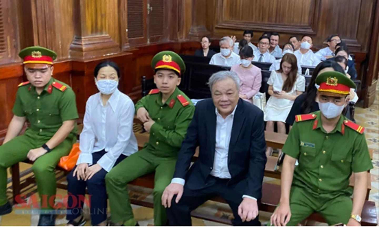Các bị cáo tại tòa ngày 23-4.