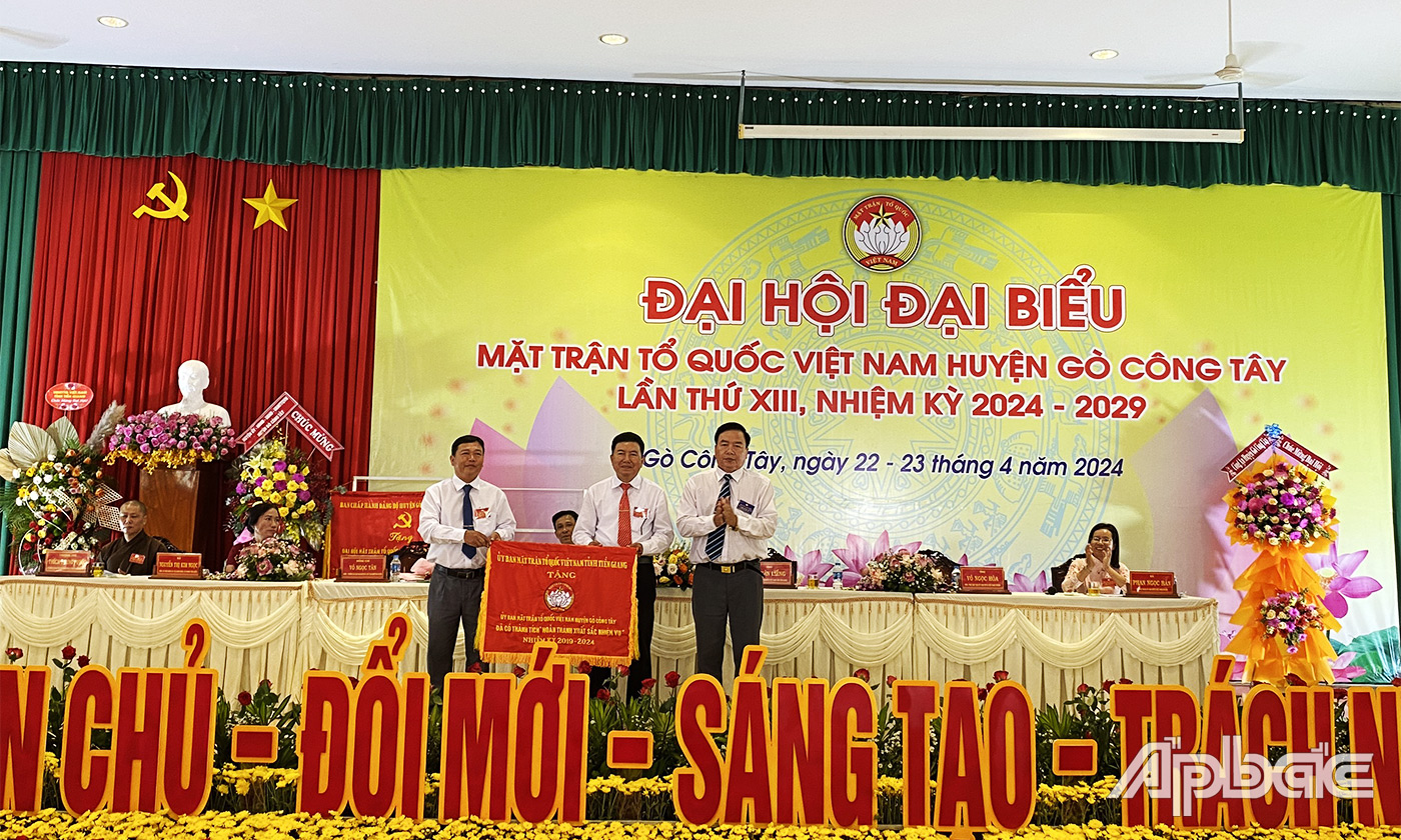 Phó Chủ tịch Ủy ban MTTQ Việt Nam tỉnh Tiền Giang Lê Văn Liễng