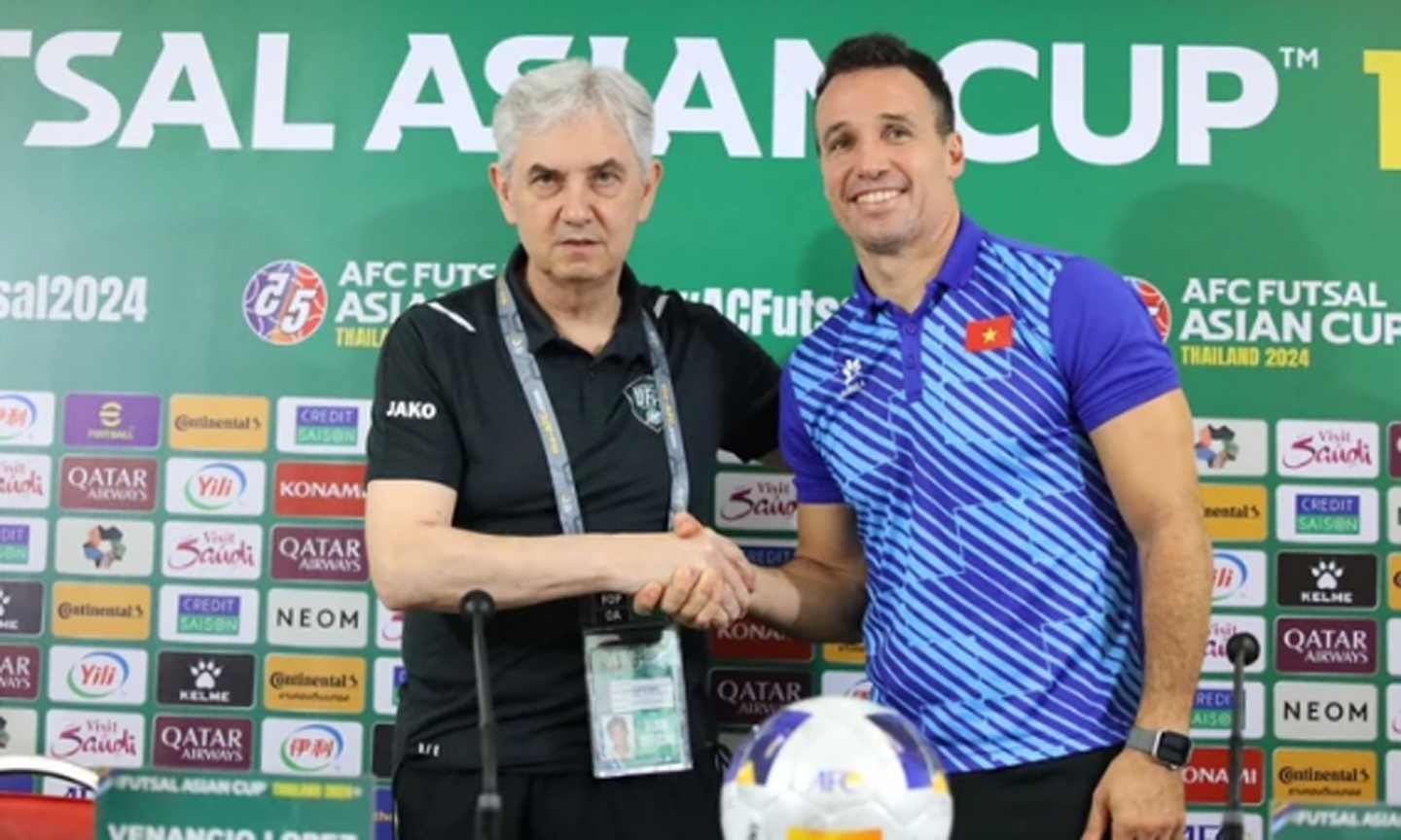 HLV Giustozzi của đội tuyển futsal Việt Nam dành sự tôn trọng đến Uzbekistan. ẢNH: TÂM HÀ