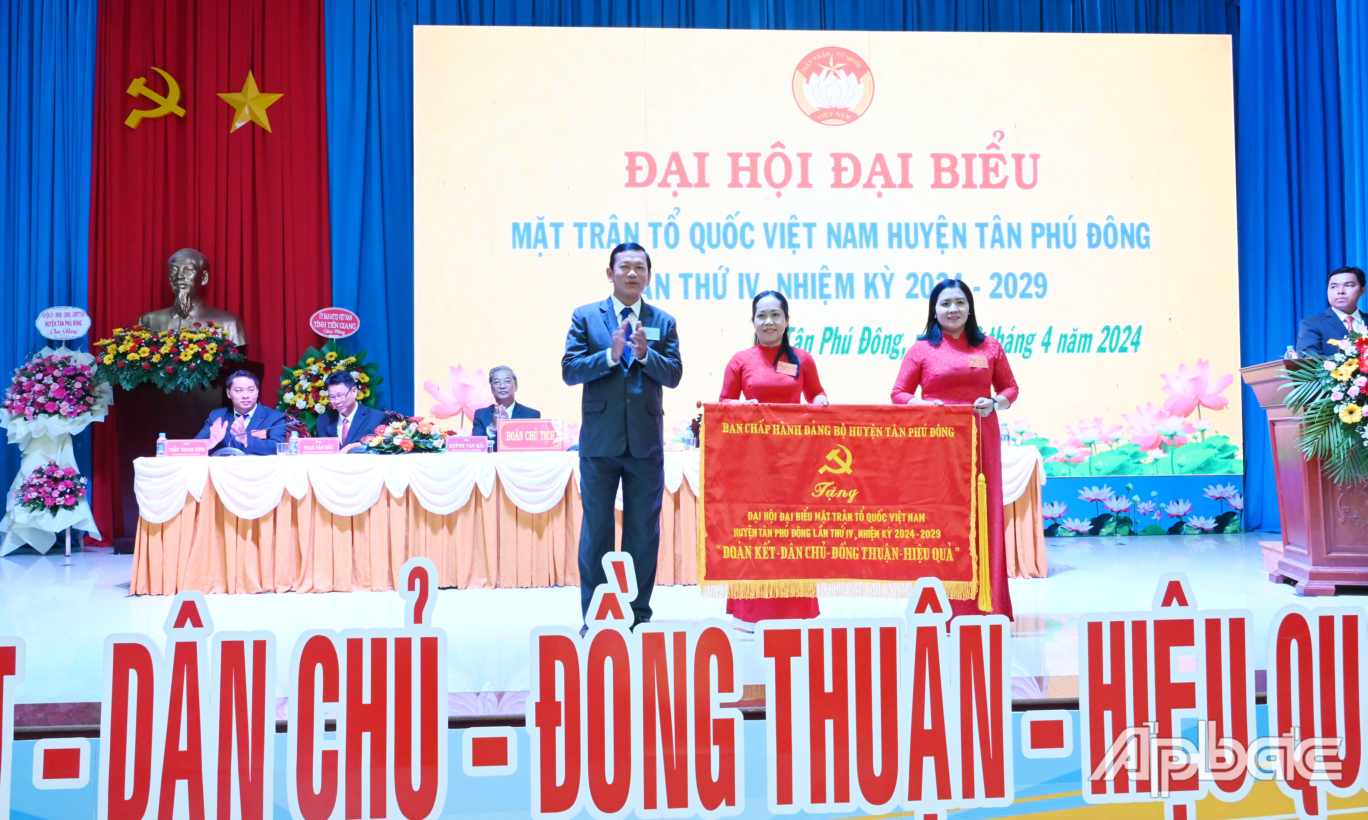 Lãnh đạo Huyện ủy, UBND huyện Tân Phú Đông trao Bức trướng cho UBMTTQVN huyện Tân Phú Đông.