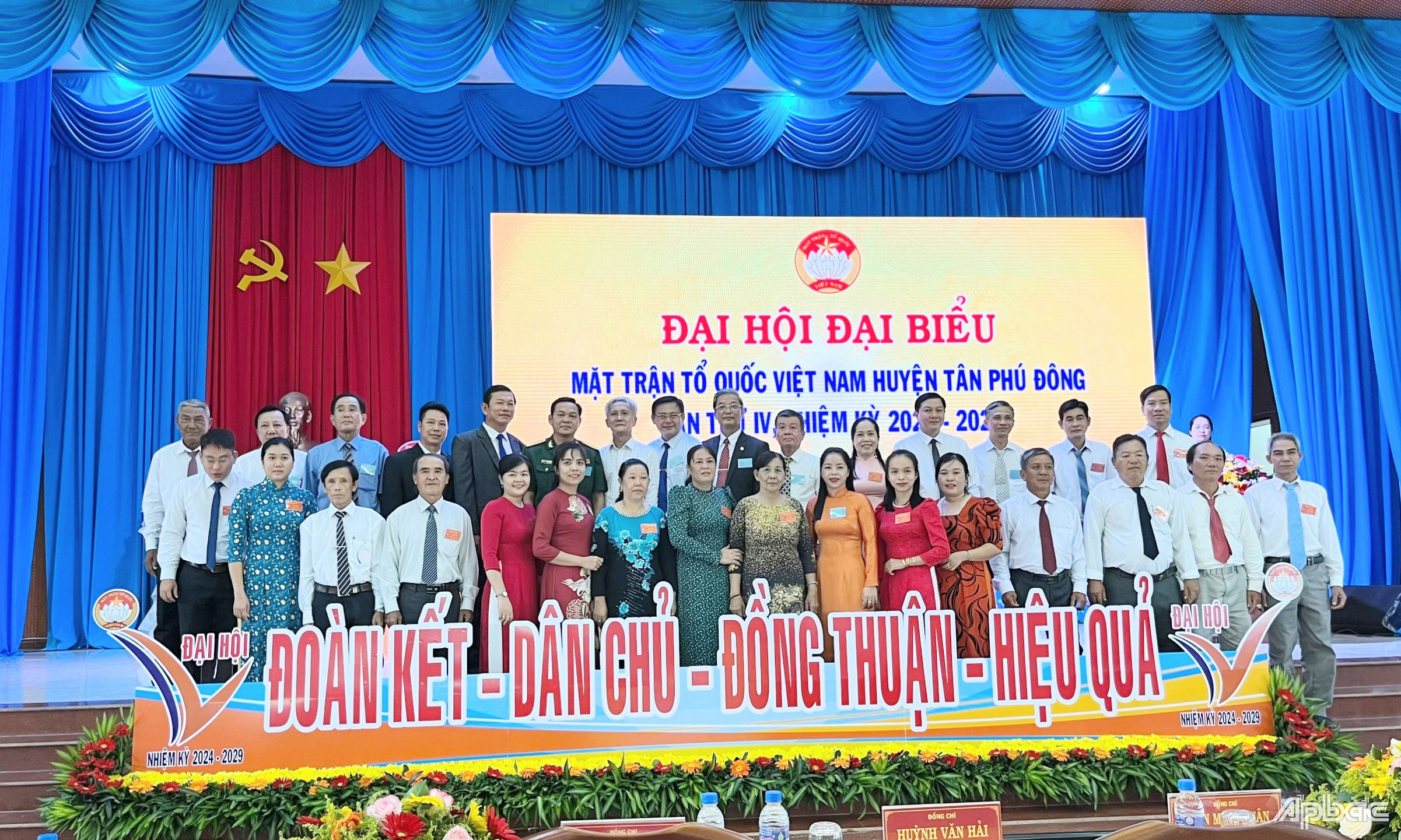 Các đại biểu chụp hình lưu niệm.