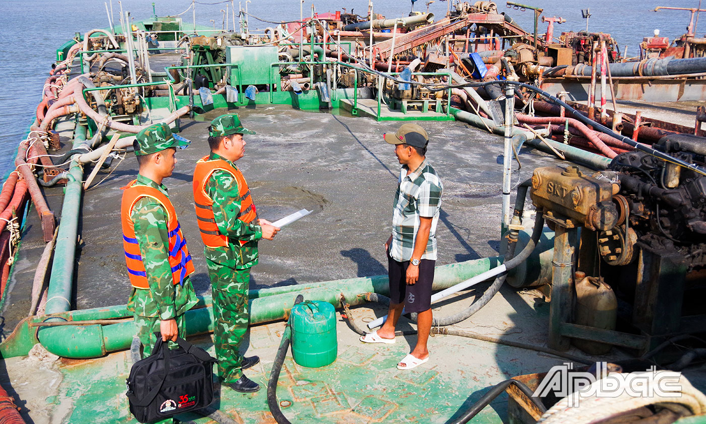 Tổ công tác kiểm tra, lập biên bản phương tiện vi phạm.