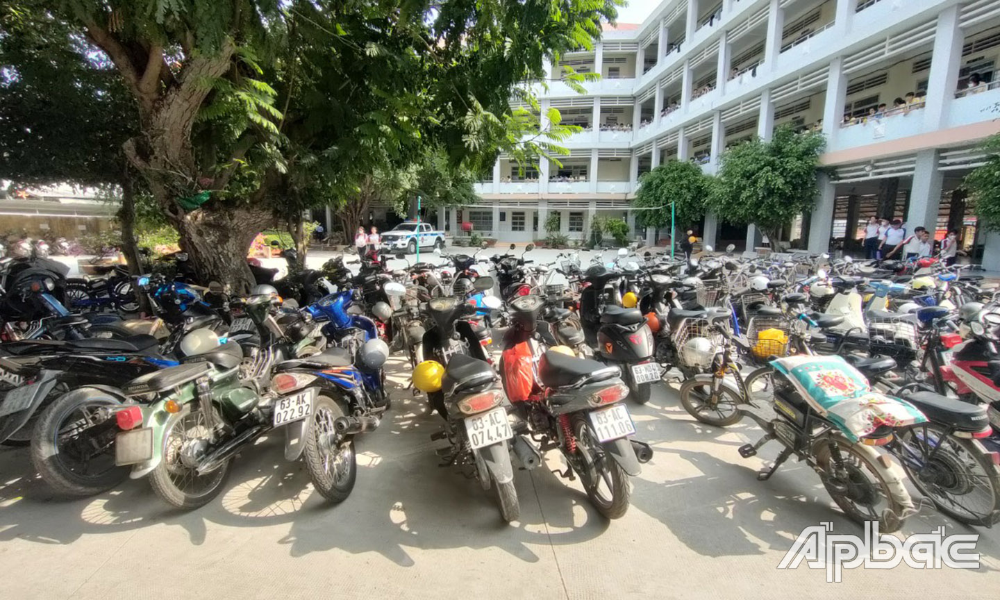 Bãi xe trường THPT NAm Kỳ Khởi Nghĩa.