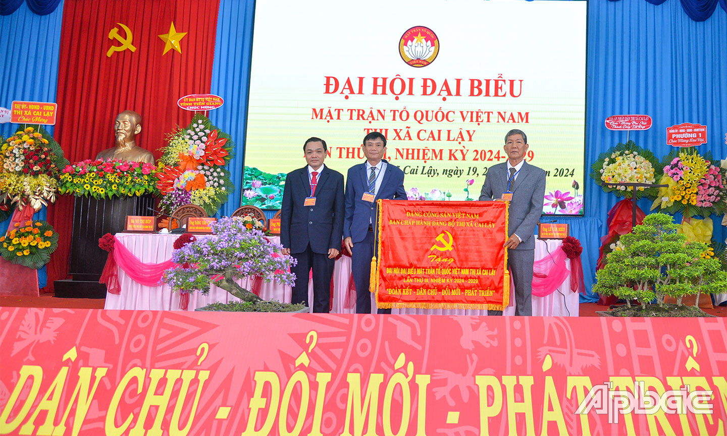Đồng chí Phạm Văn Vạn, Phó Bí thư Thường trực Thị ủy Cai Lậy trao Bức trướng của Ban Chấp hành Đảng bộ thị xã tặng Đại hội với dòng chữ “Đoàn kết - Dân chủ - Đổi mới - Phát triển”.