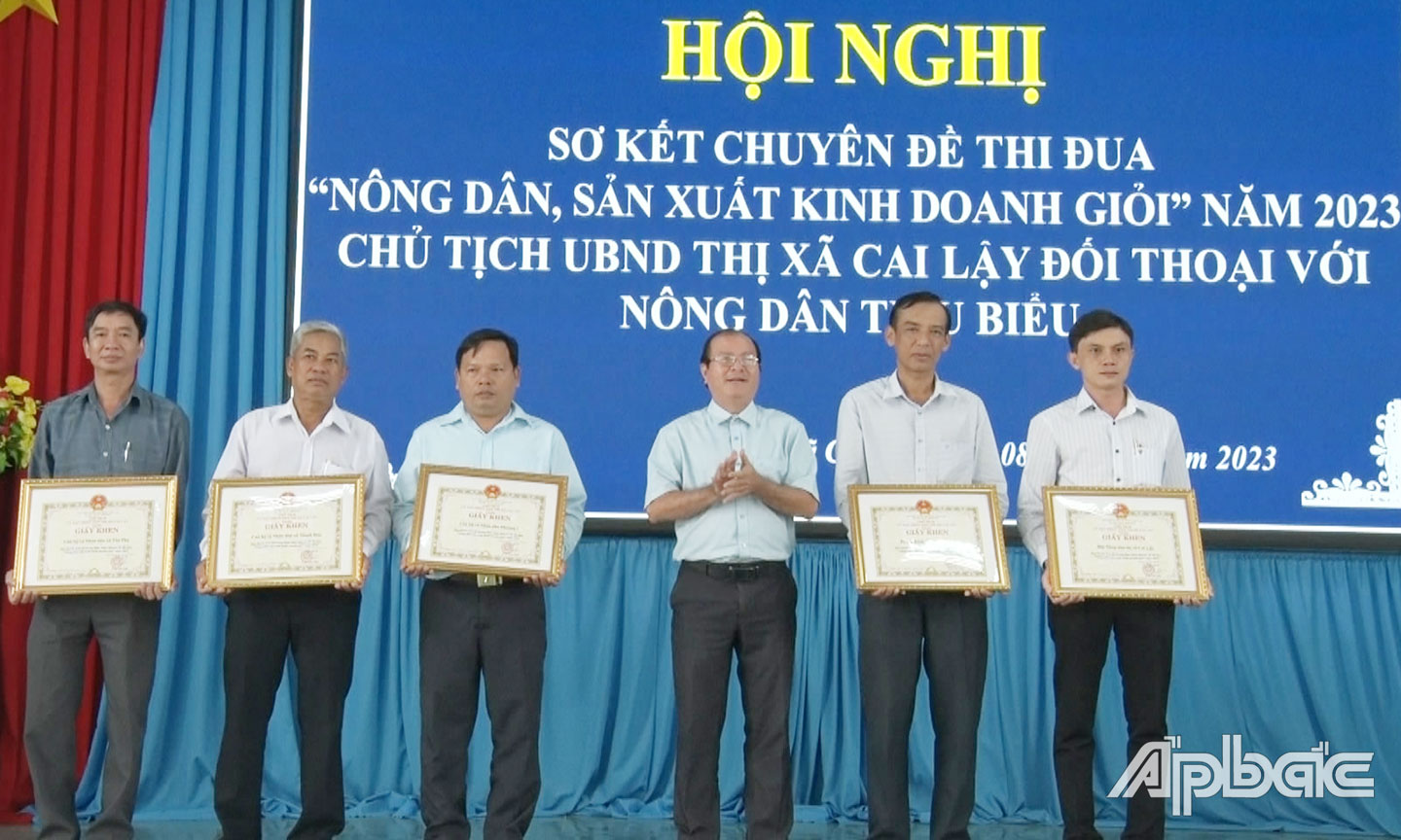 Chủ tịch UBND TX. Cai Lậy Trần Văn Thức trao, tặng Giấy khen cho các tập thể có thành tích xuất sắc.              Ảnh: PHƯƠNG TUYỀN
