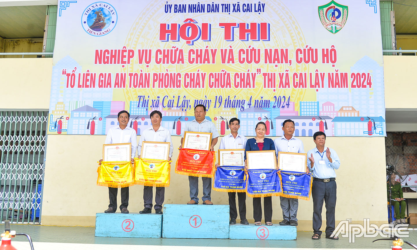 Đồng chí Đoàn Bảo Ngoan trao giải Toàn đoàn cho các đội thi có kết quả xuất sắc tại Hội thi nghiệp vụ chữa cháy, CNCH Tổ liên gia an toàn PCCC năm 2024.                                                                                                                                                                                                      Ảnh: HÀ NAM