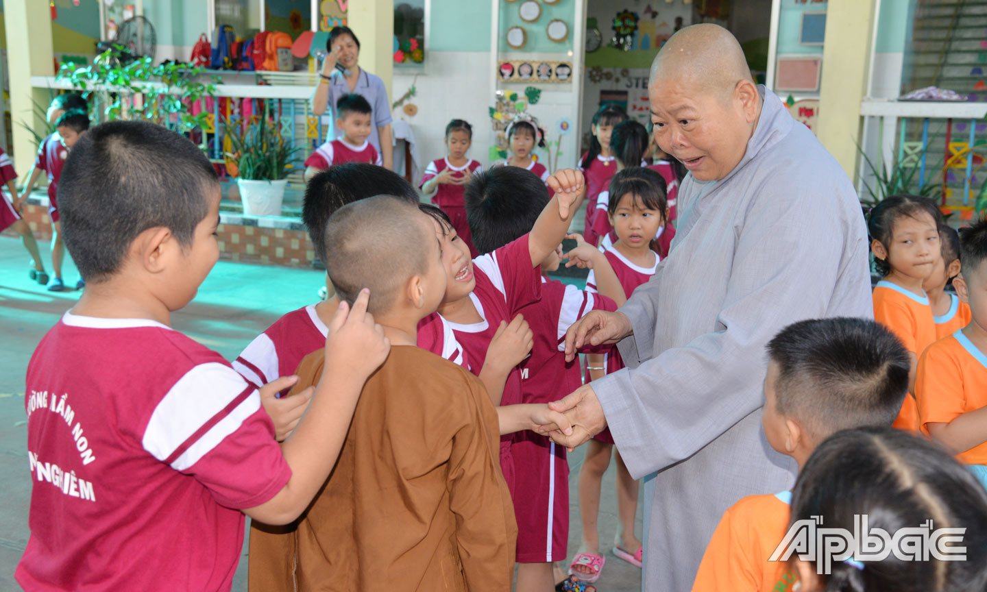 Các trẻ Trường Mầm non Tịnh Nghiêm quấn quýt Ni trưởng Thích nữ Tịnh Nghiêm.