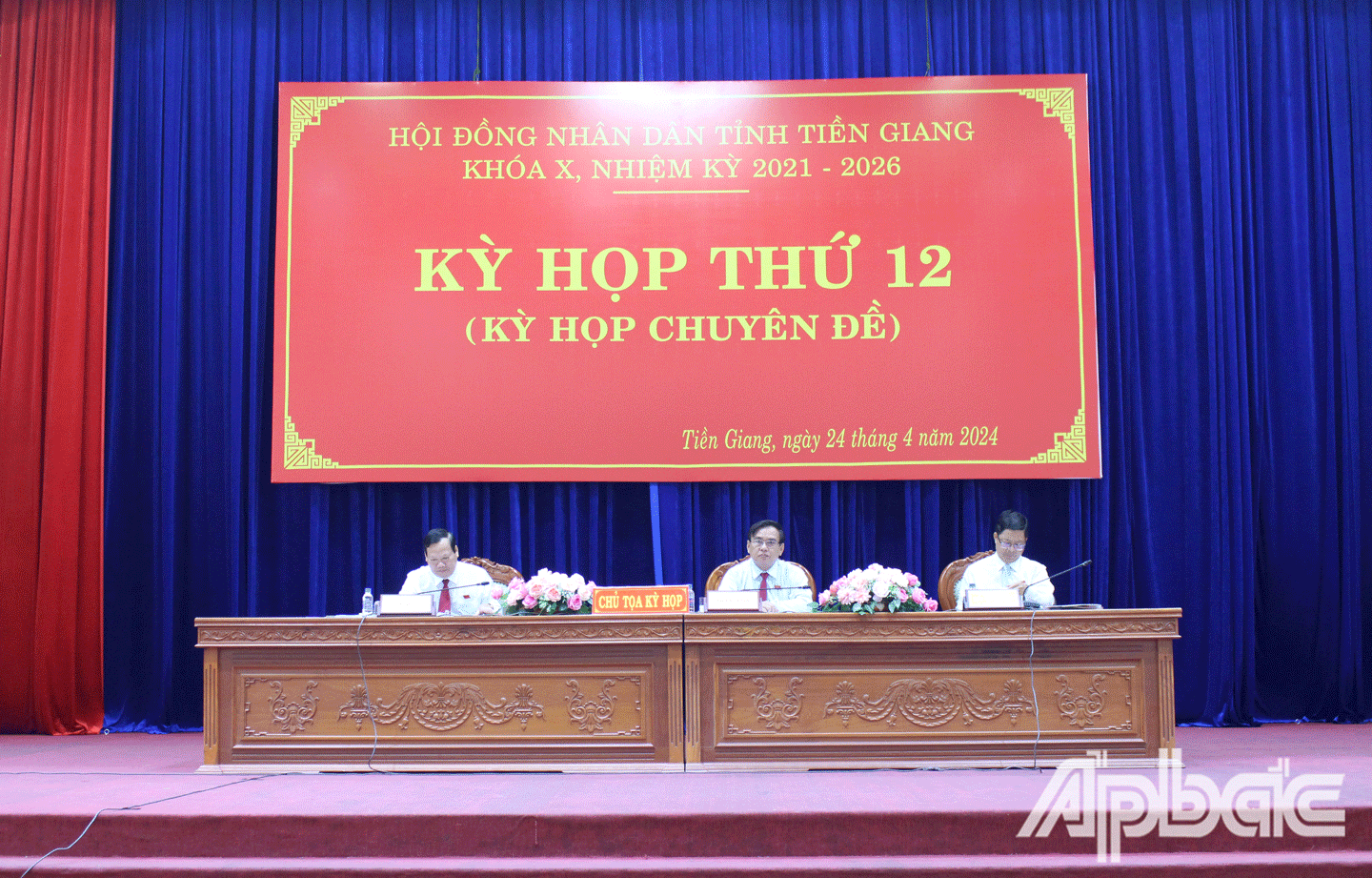 Chủ tọa kỳ họp. 
