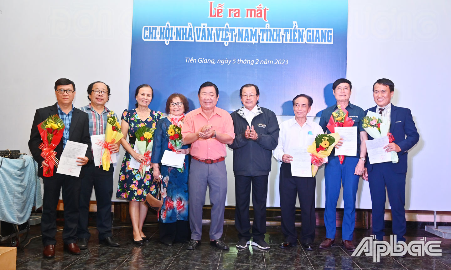  Ra mắt Chi hội Nhà văn Việt Nam tỉnh Tiền Giang.