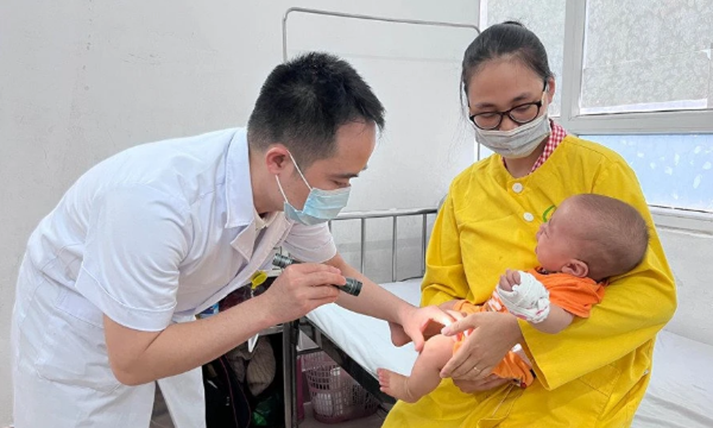 Do bệnh tay chân miệng chuyển biến nhanh, khó lường nên khi phát hiện trẻ mắc bệnh, gia đình nên đưa con đến khám tại các cơ sở y tế.