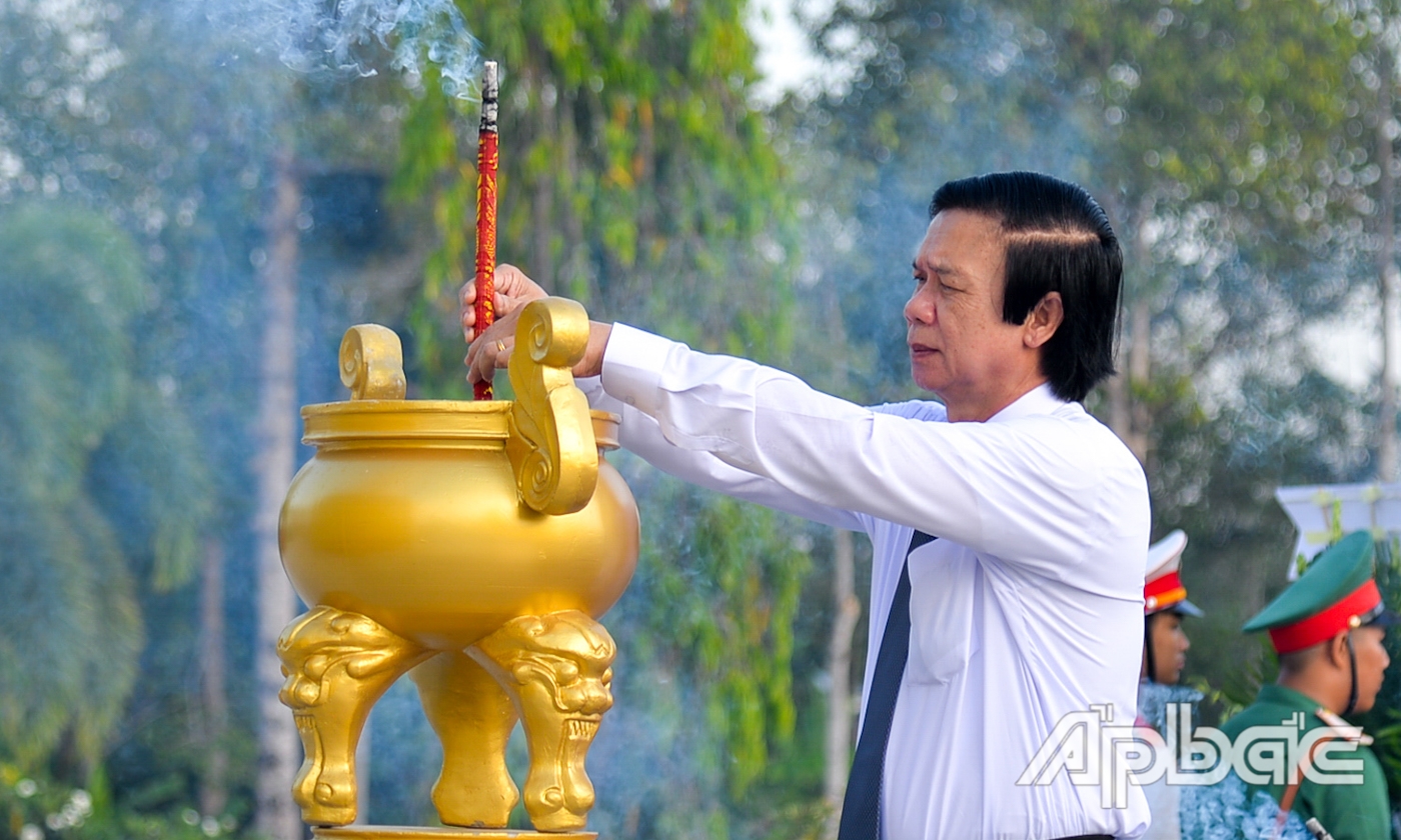 Đồng chí Nguyễn Văn Danh thắp hương tại Đài tưởng niệm Nghĩa trang Liệt sĩ tỉnh.