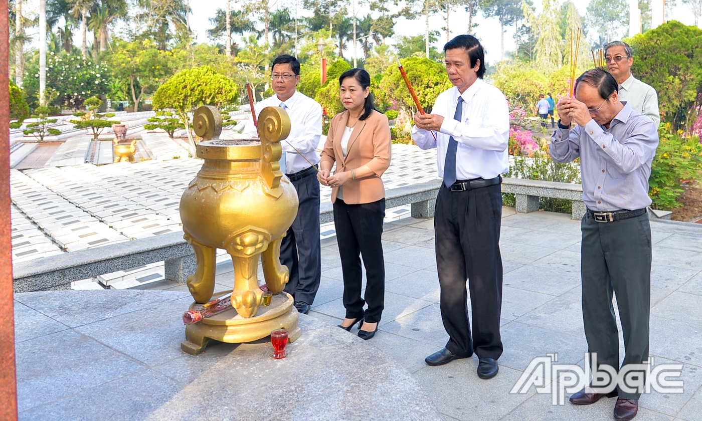 Đồng chí Nguyễn Văn Danh cùng cán bộ lãnh đạo tỉnh Tiền Giang thắp hương tại Bia Liệt sĩ vô danh.