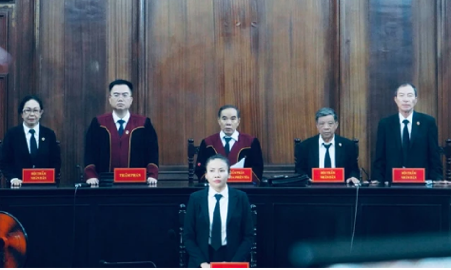HĐXX tuyên đọc bản án đối với cha con ông Trần Quí Thanh. Ảnh: CHÍ THẠCH