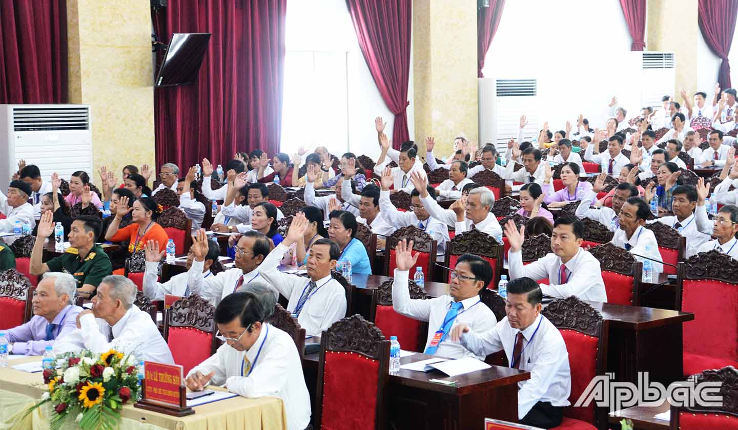 Các đại biểu biểu quyết hiệp thương tại Đại hội.