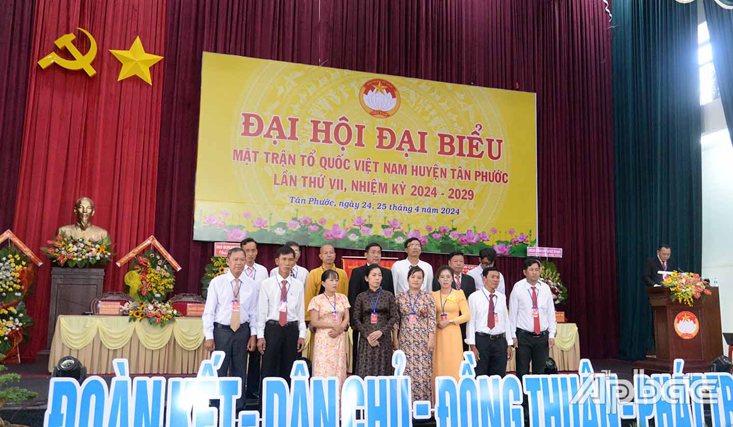 Đoàn đại biểu dự Đại hội cấp trên ra mắt tại Đại hội.