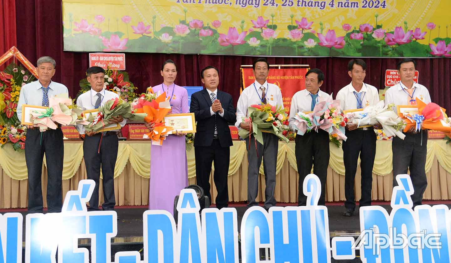 Đồng chí Trần Văn Thi trao kỷ niệm chương 