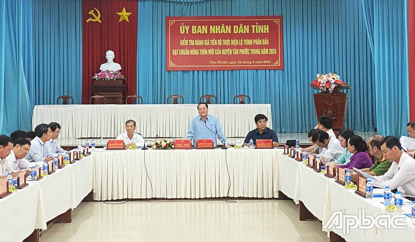 Các đại biểu làm việc tại cuộc họp.