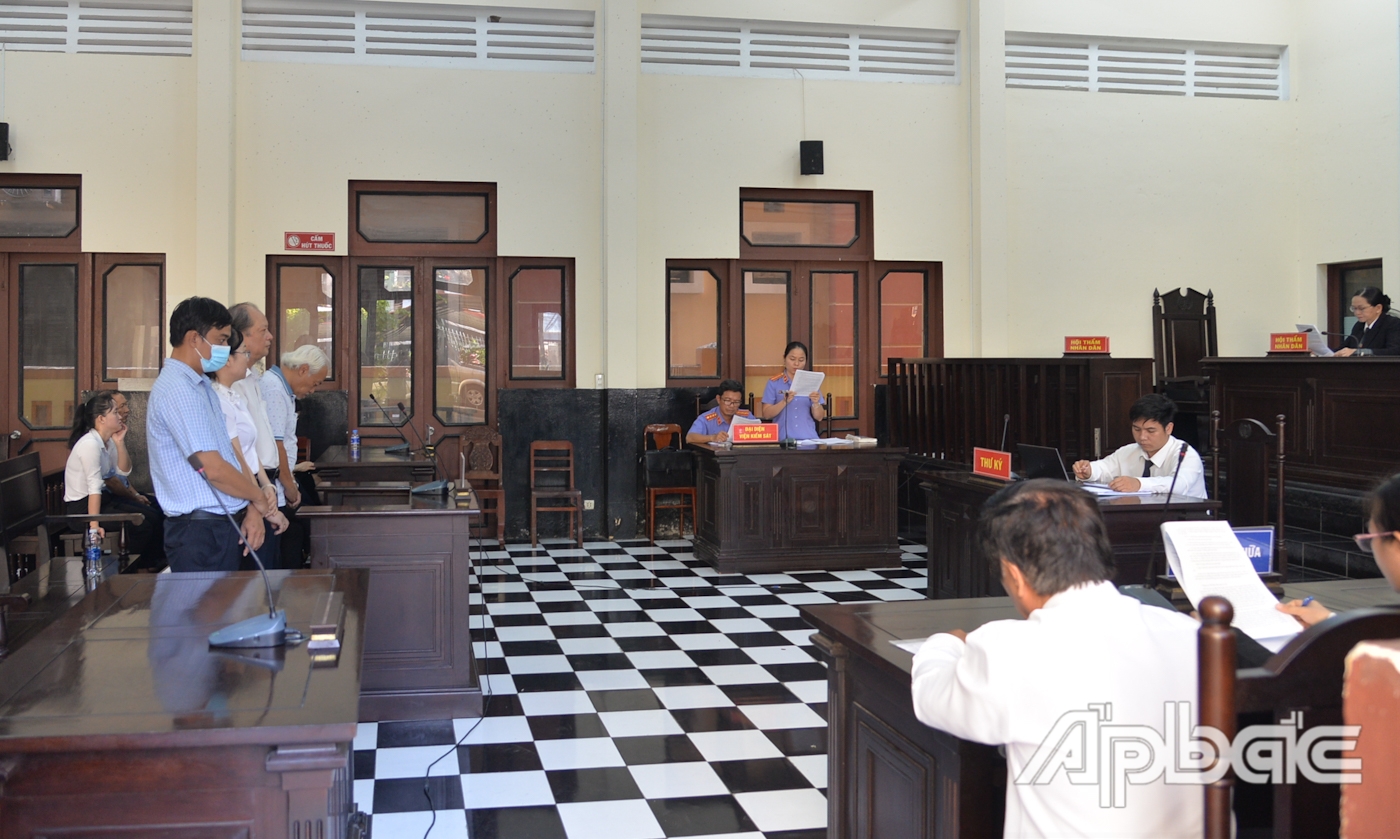 Đại diện Viện Kiểm sát nhân dân tỉnh Tiền Giang đọc bản cáo trạng tại phiên xét xử.