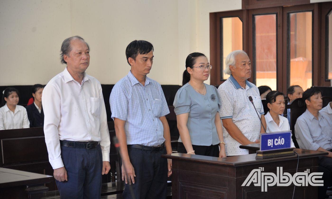 Các bị cáo.
