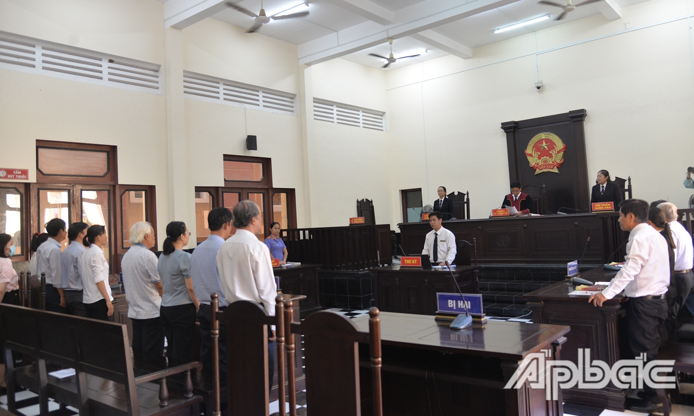 Quang cảnh buổi xét xử.