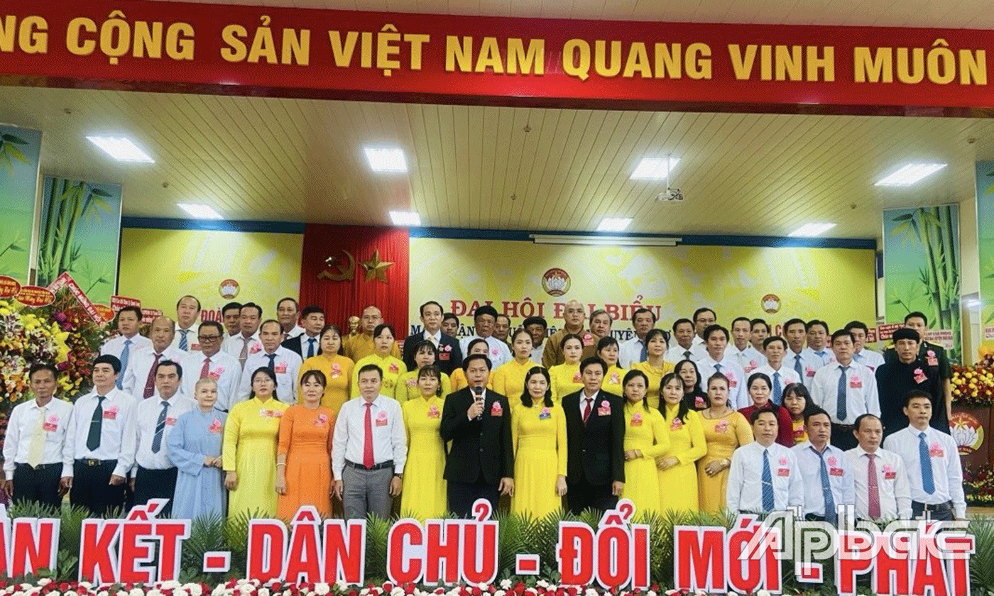 Ủy ban MTTQ huyện Chợ Gạo nhiệm kỳ 2024-2029 ra mắt tại Đại hội.
