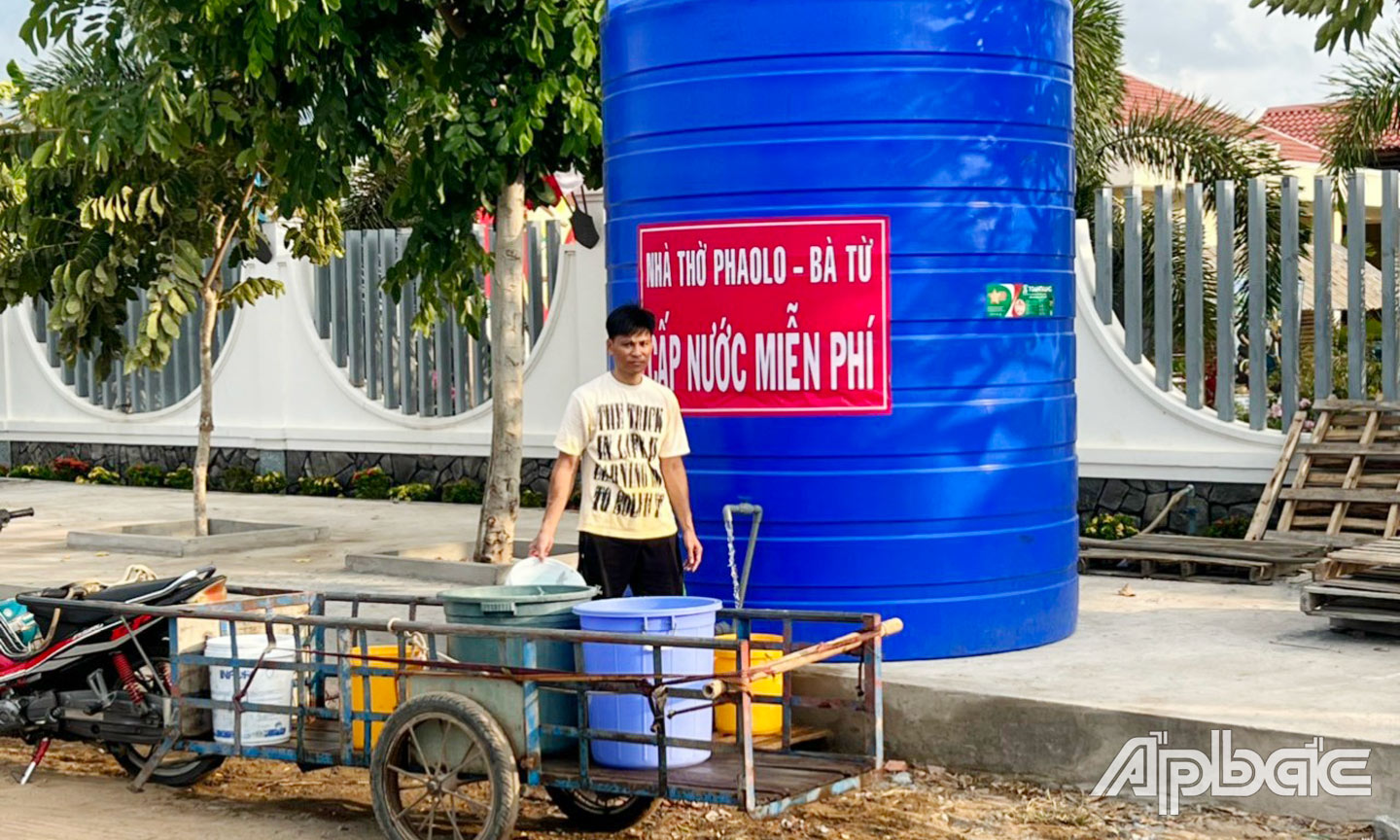 Linh mục Nguyễn Minh Phụng cùng nhà thờ Phaolo - Bà Từ cung cấp nước sạch phục vụ miễn phí cho người dân cù lao Tân Phú Đông vượt qua những ngày hạn, mặn.