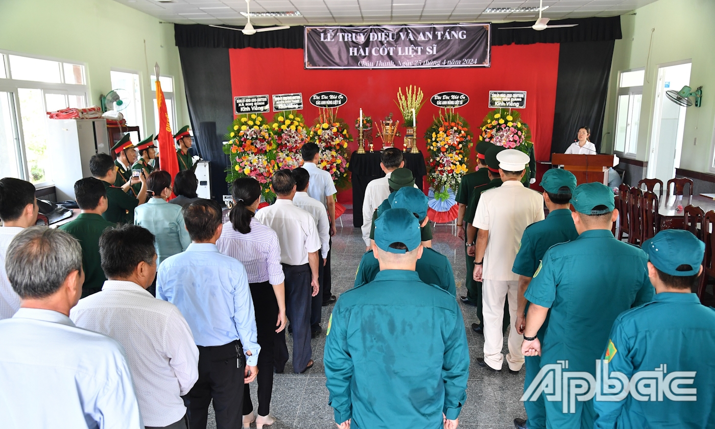 Quang cảnh Lễ truy điệu và an táng hài cốt liệt sĩ.