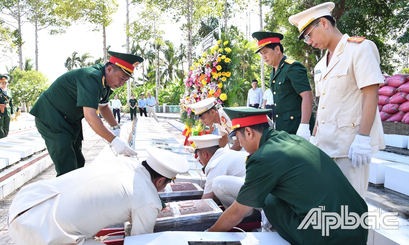 Nghi thức an táng hài cốt liệt sĩ.