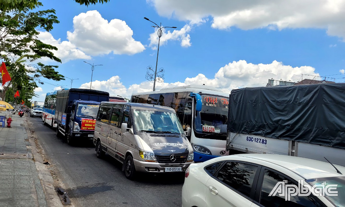 Phương tiện ùn ứ kéo dài lúc 13 giờ hướng Bến Tre Tiền Giang.
