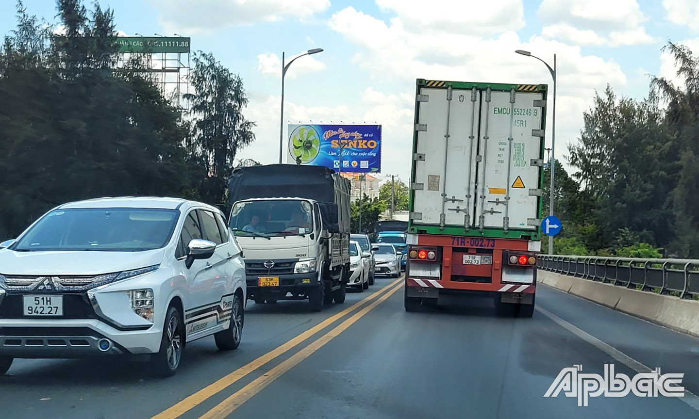 Phương tiện nối đuôi nhau qua cầu Rạch Miễu.