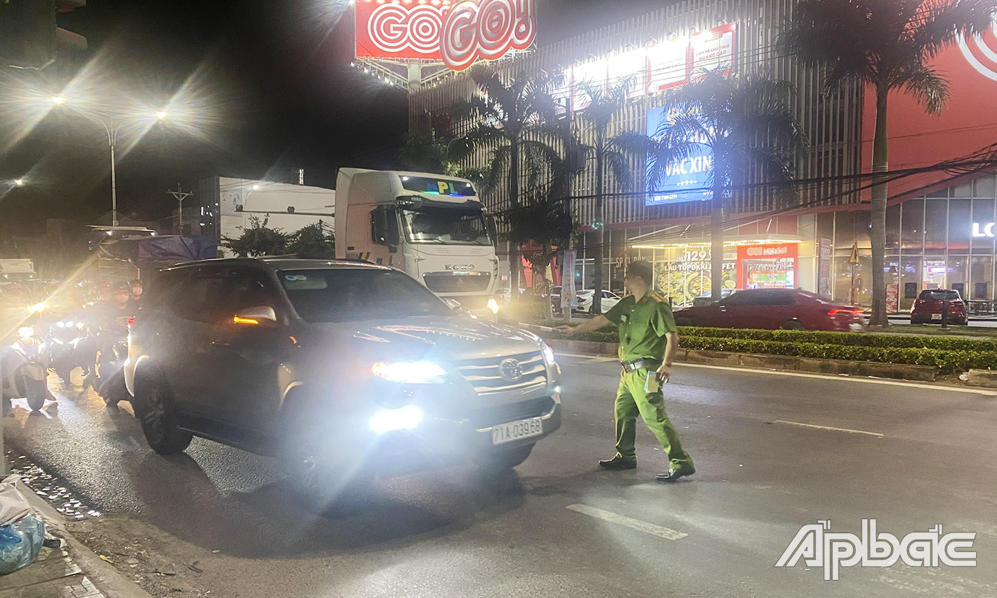 Một phương tiện lấn sang làn đường xe máy bị lực lượng điều tiết buộc quay đầu xe.
