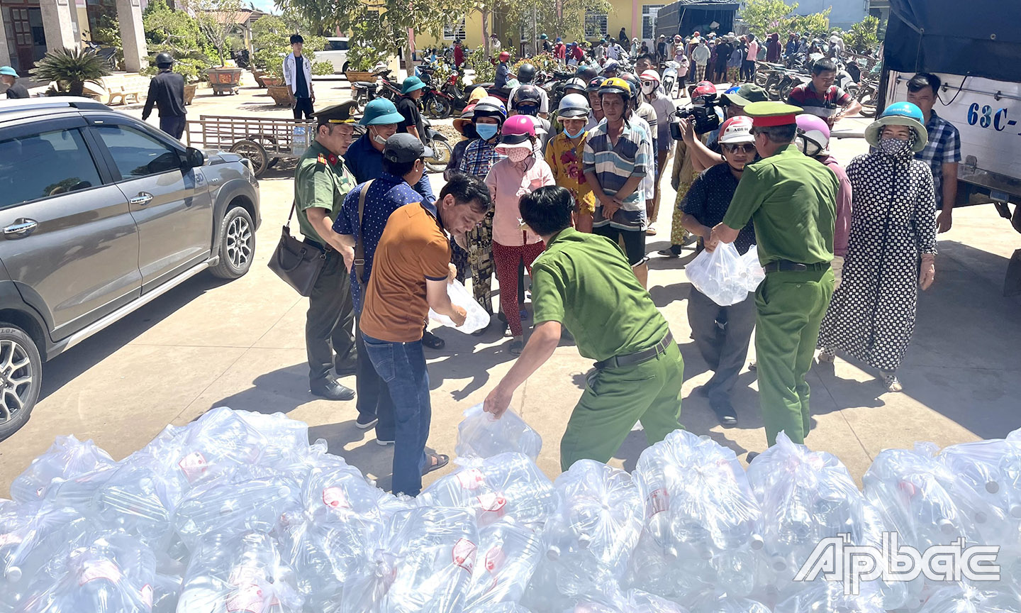 Đoàn công tác trao tặng nước cho chính quyền địa phương.
