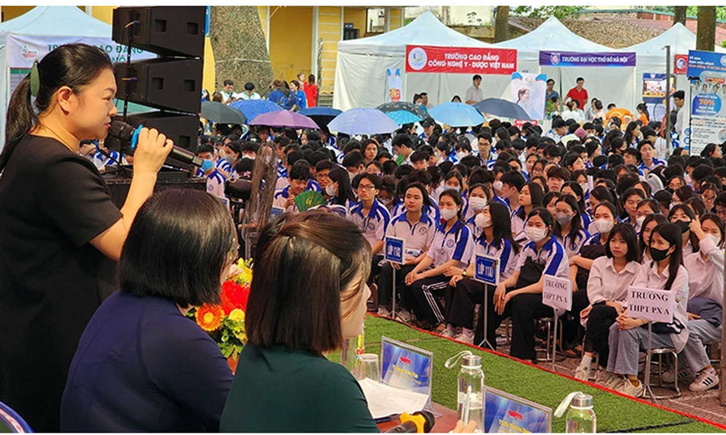 Hoạt động tư vấn tuyển sinh, hướng nghiệp năm 2024 tại Trường THPT Đồng Quan, huyện Phú Xuyên, TP Hà Nội. (Ảnh MAI MAI)