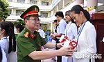 Công an tỉnh Tiền Giang: Tặng quà học sinh nhân dịp tổng kết năm học
