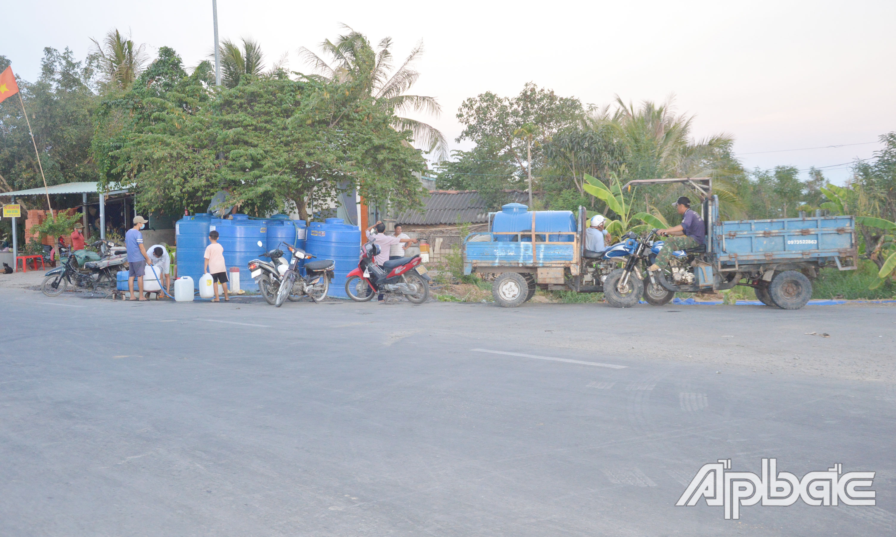 Chính quyền xã Tân Trung, TP. Gò Công đặt các bồn chứa nước để các xe chở nước miễn phí đến bơm vào để người dân đến lấy.