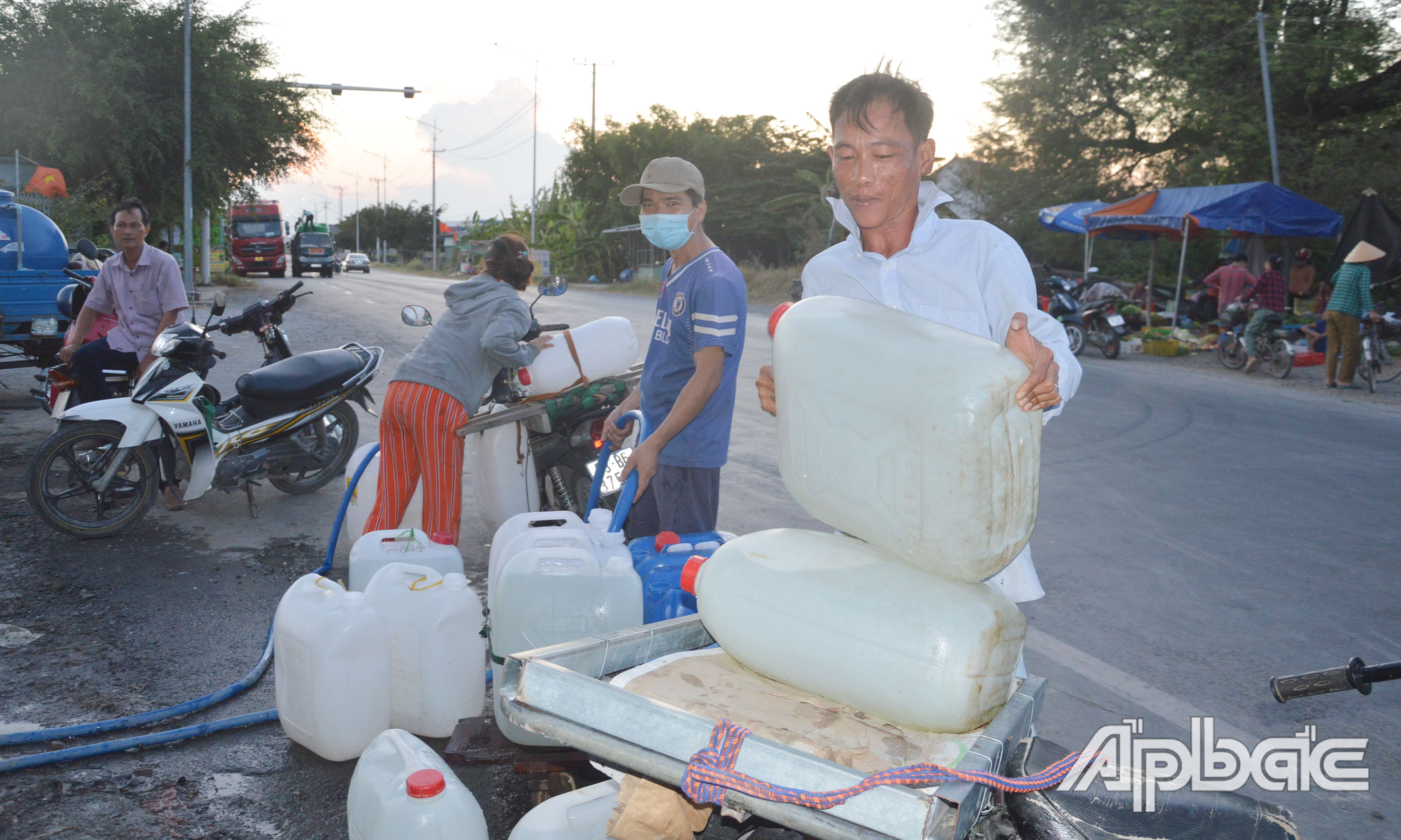 Người dân đến lấy nước tại điểm cấp nước sinh hoạt miễn phí.