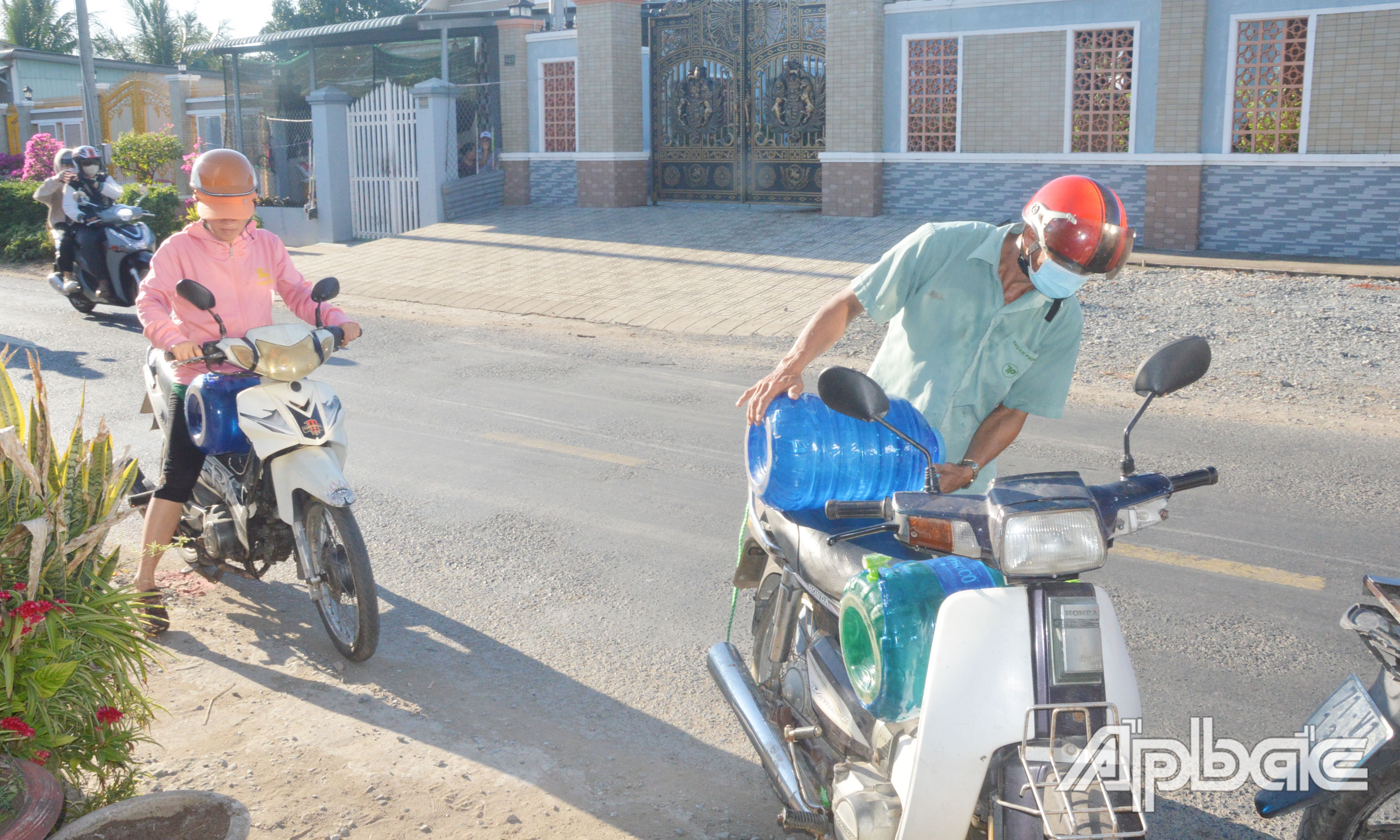 Ngoài hỗ trợ nước sinh hoạt, các nhà hảo tâm còn hỗ trợ nước uống cho người dân vùng hạn, mặn.