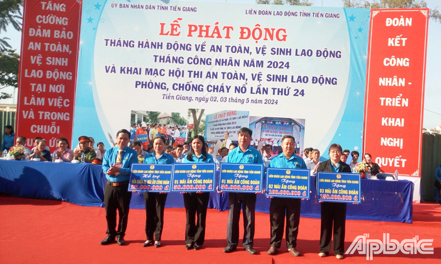 Đồng chí Lê Minh Hùng Chủ tịch LĐLĐ tỉnh kinh phí trao tặng 8 Mái ấm Công đoàn, gồm 7 căn xây mới và 1 căn sữa chữa cho đoàn viên thuộc Công đoàn các Khu công nghiệp, Công đoàn ngành Y tế, LĐLĐ huyện Cái Bè, LĐLĐ huyện Tân Phước và LĐLĐ TP. Mỹ Tho