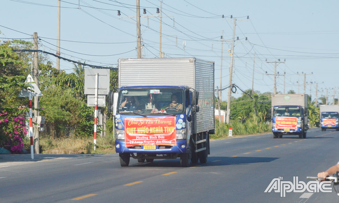 Dù trong dịp nghỉ Lễ 30-4, 1-5, nhưng các xe chở nước miễn phí vẫn hướng về vùng hạn, mặn để hỗ trợ nước cho người dân.