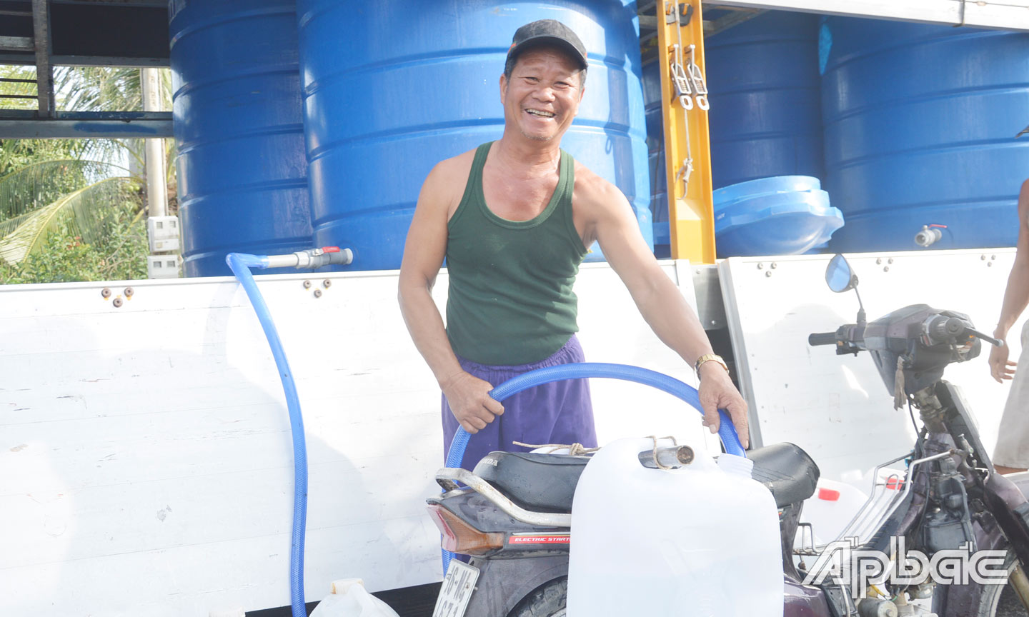 Nhà có 7 nhân khẩu nên ngày nào ông Nguyễn Văn Hay (ấp 3, xã Tân Phước) cũng đi chở nước do các nhà hảo tâm hỗ trợ.