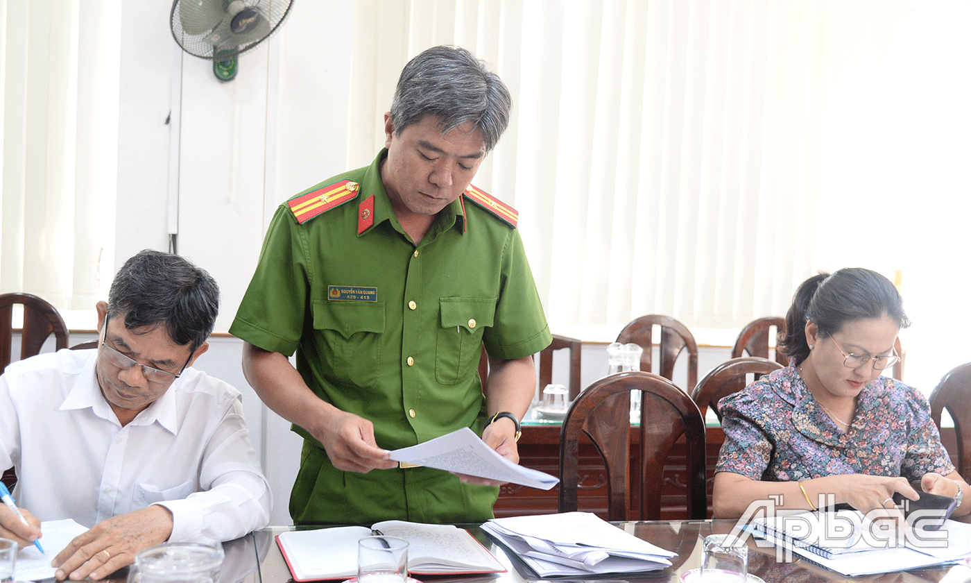 Đại biểu đóng góp ý kiến tại buổi giám sát.