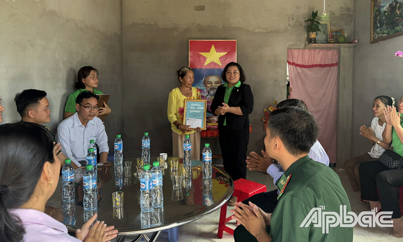 Trao Quyết định bàn giao nhà cho chị Tiền.