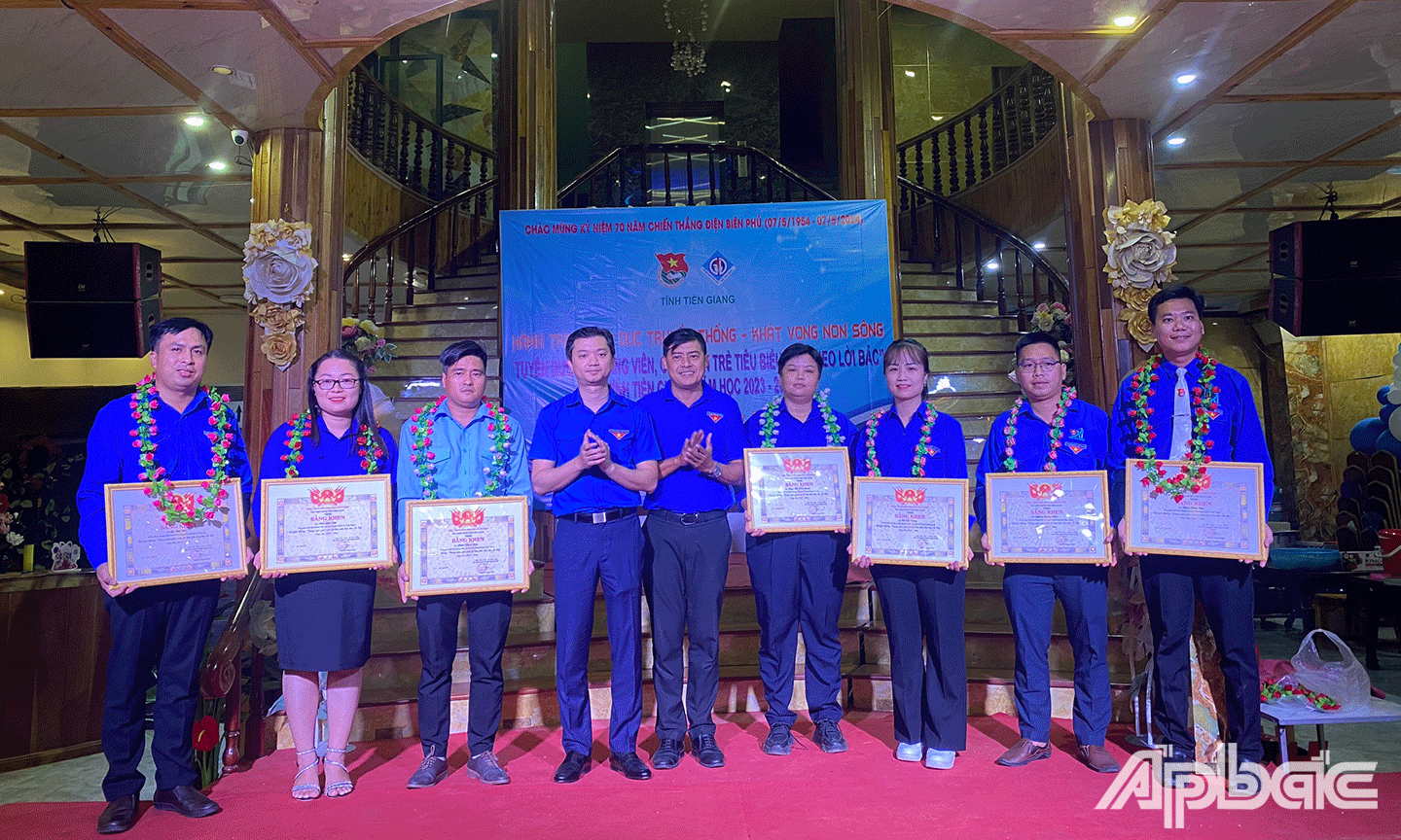 Đồng chí Nguyễn Quang Minh - Bí Thư Tỉnh Đoàn Tiền Giang trao Bằng khen cho các đại biểu đạt danh hiệu “Giảng viên, giáo viên trẻ tiêu biểu làm theo lời Bác” tỉnh Tiền Giang, năm học 2023 – 2024